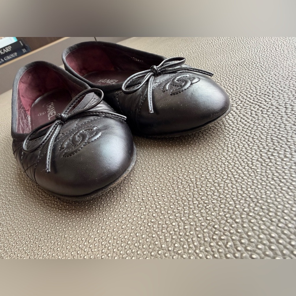 CHANEL Black Quilted Flats with Bow - Picture 7 of 8